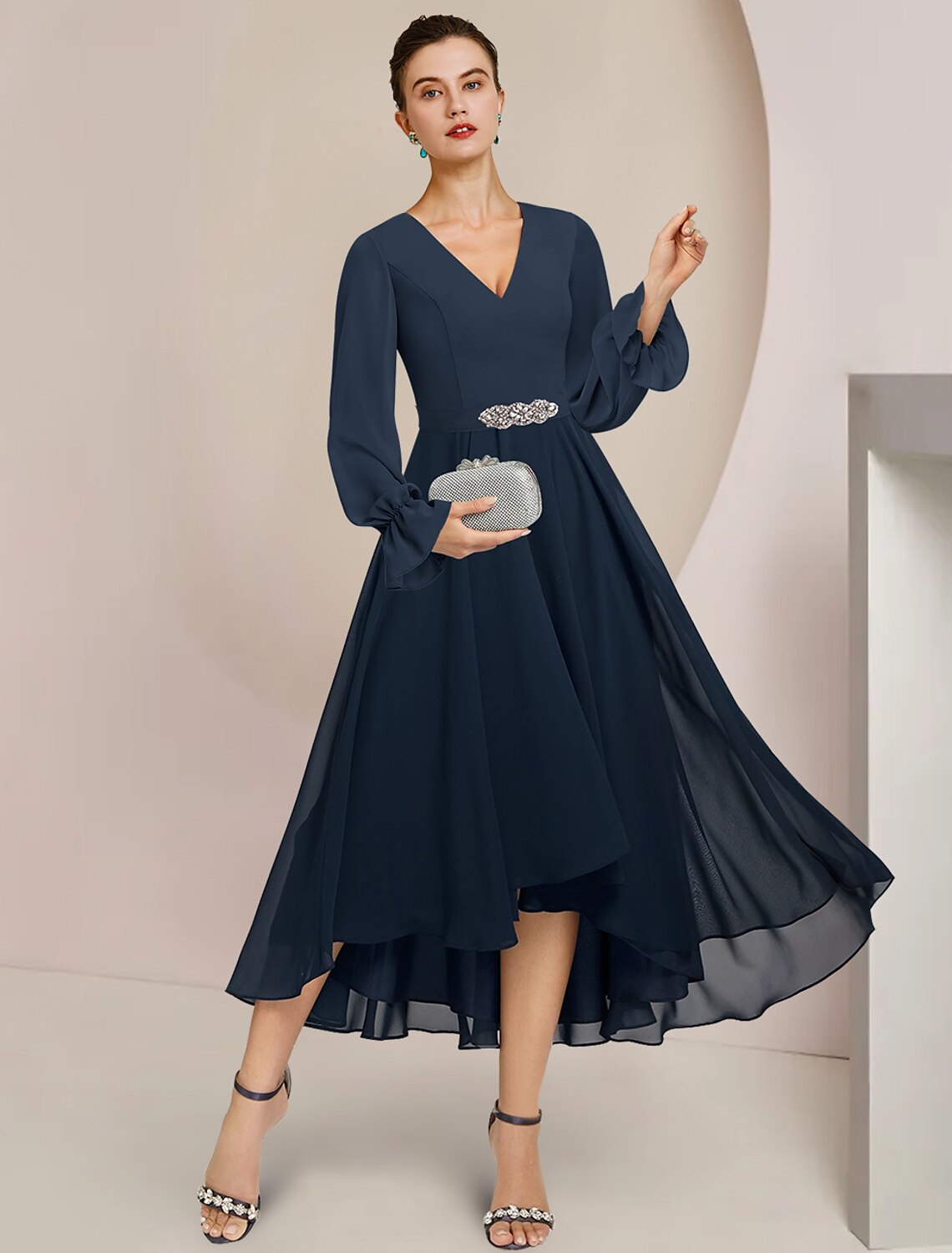Vestido de madre de la novia de corte A, formal, para invitada de boda, elegante, con escote alto bajo, escote en V, asimétrico, largo hasta la rodilla, de gasa, manga larga con broche de cristal